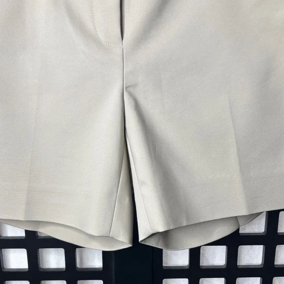 🤍 WHBM Cream Tailored 5" Shorts Size 2 Women's NWT Stretch Zip Button 🤍 - Picture 3 of 15